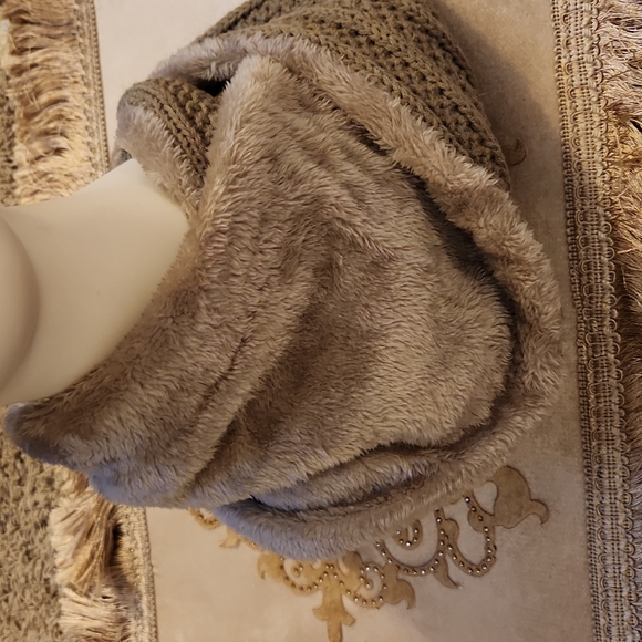 NEW UGG INFINITY SCARF AND HAT SETS - Picture 3 of 4